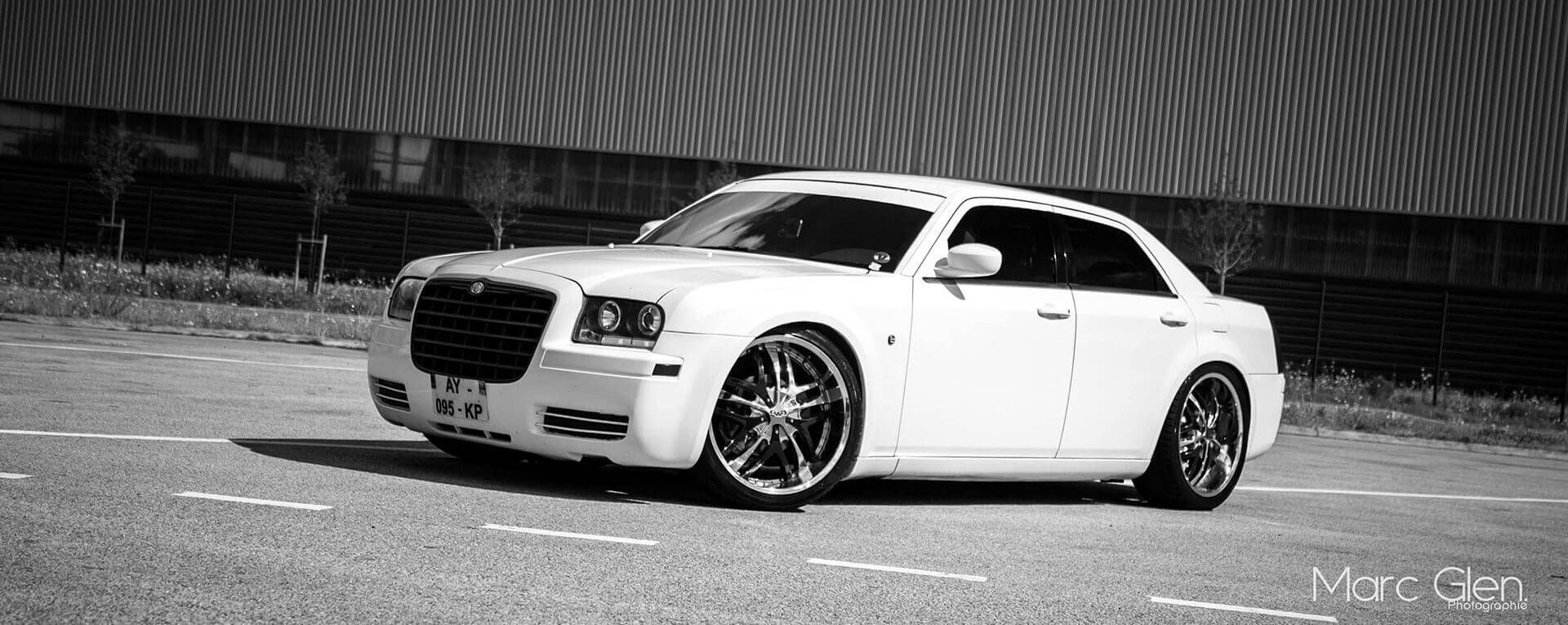 Voiture Chrysler 300C blanche